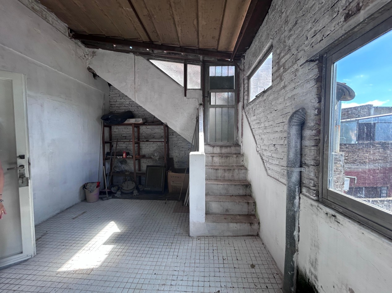 Ayolas y Chacabuco, dos propiedades, lote de 150 m2, cochera.