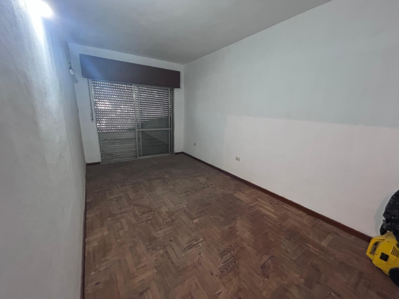 Ayolas y Chacabuco, dos propiedades, lote de 150 m2, cochera.