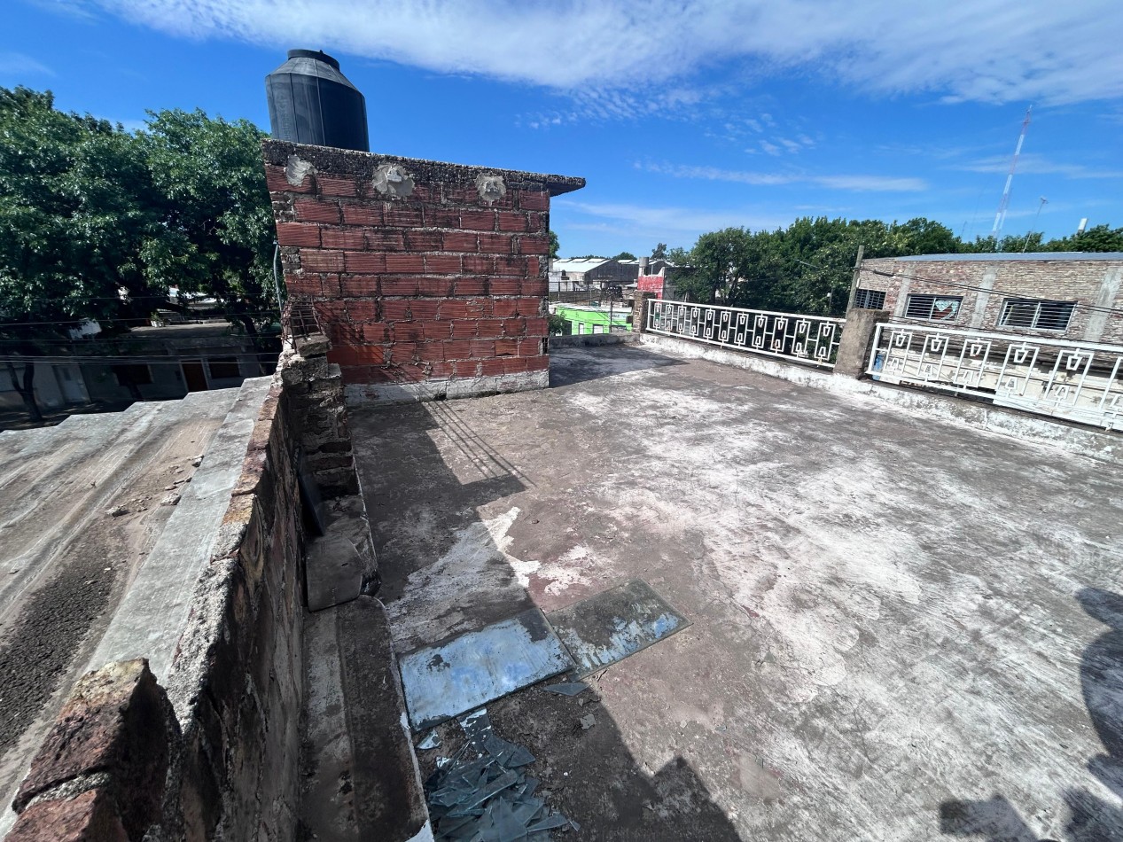 Ayolas y Chacabuco, dos propiedades, lote de 150 m2, cochera.