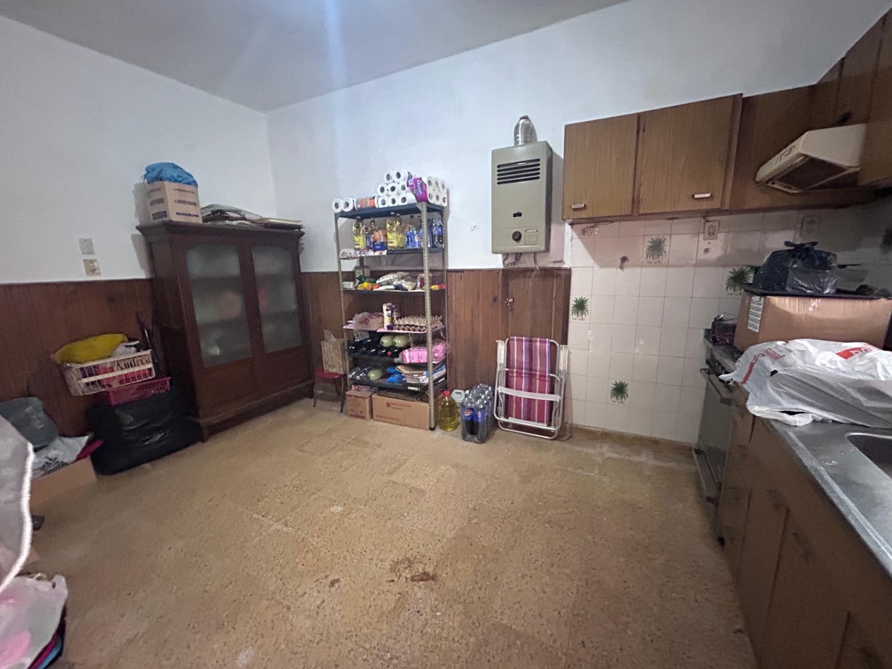 Ayolas y Chacabuco, dos propiedades, lote de 150 m2, cochera.