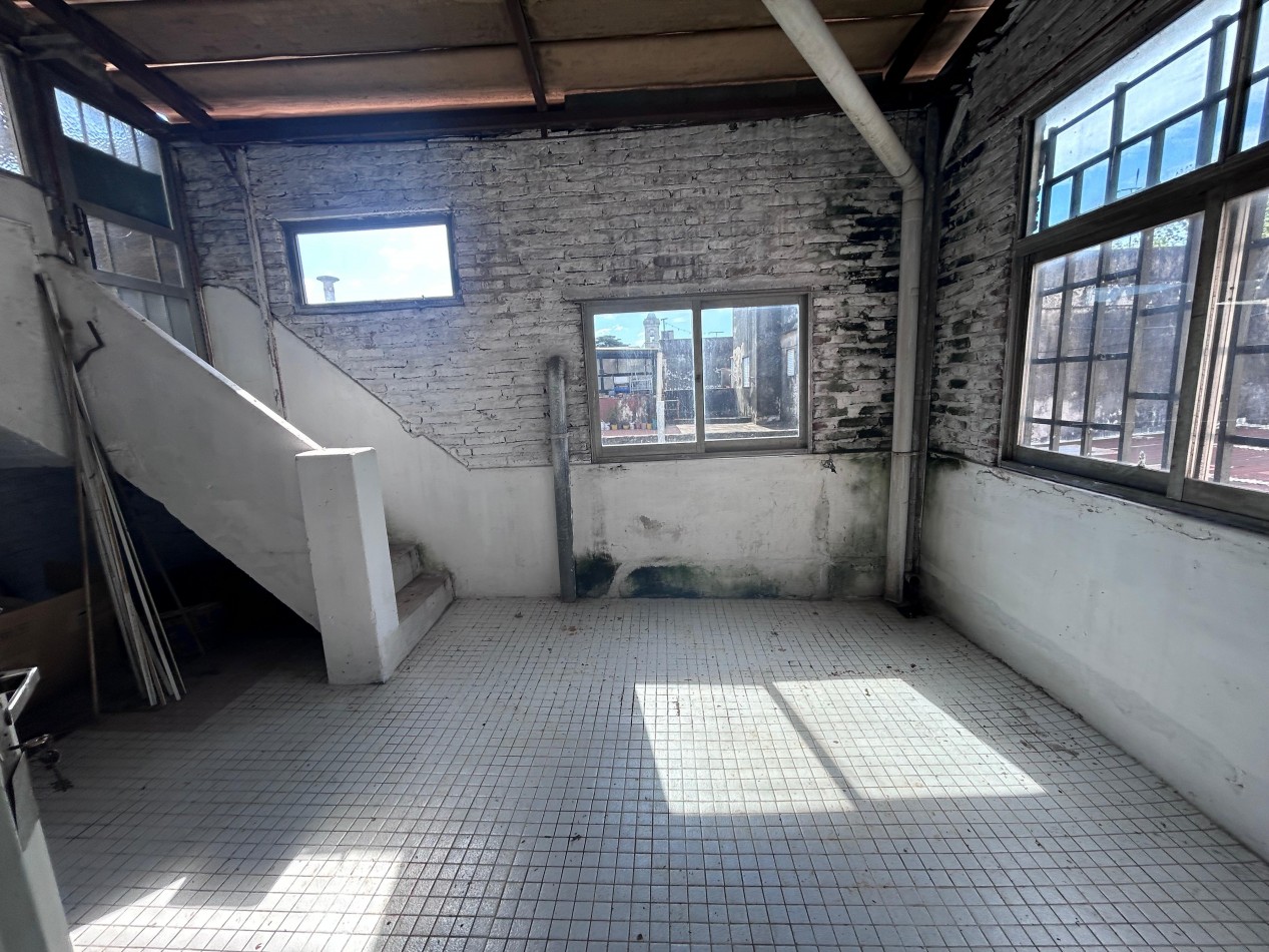 Ayolas y Chacabuco, dos propiedades, lote de 150 m2, cochera.