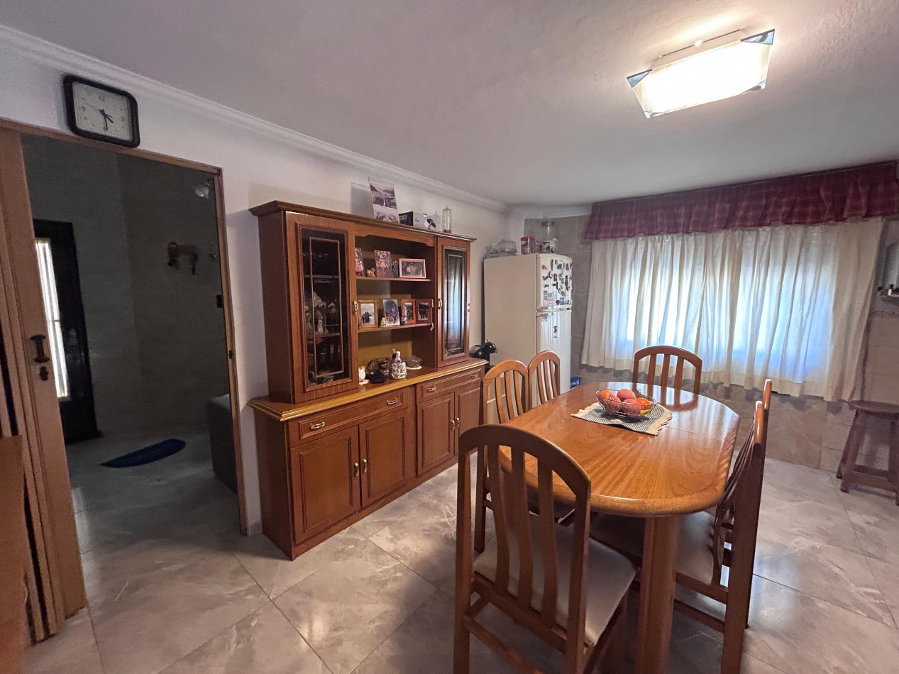 Ayolas y Chacabuco, dos propiedades, lote de 150 m2, cochera.