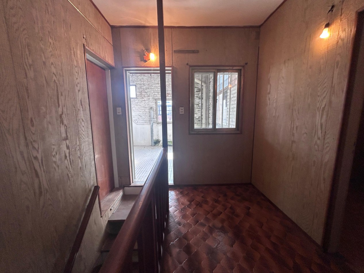 Ayolas y Chacabuco, dos propiedades, lote de 150 m2, cochera.