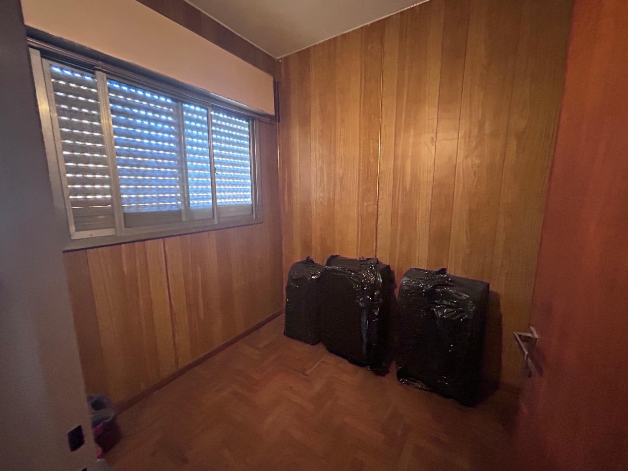 Ayolas y Chacabuco, dos propiedades, lote de 150 m2, cochera.