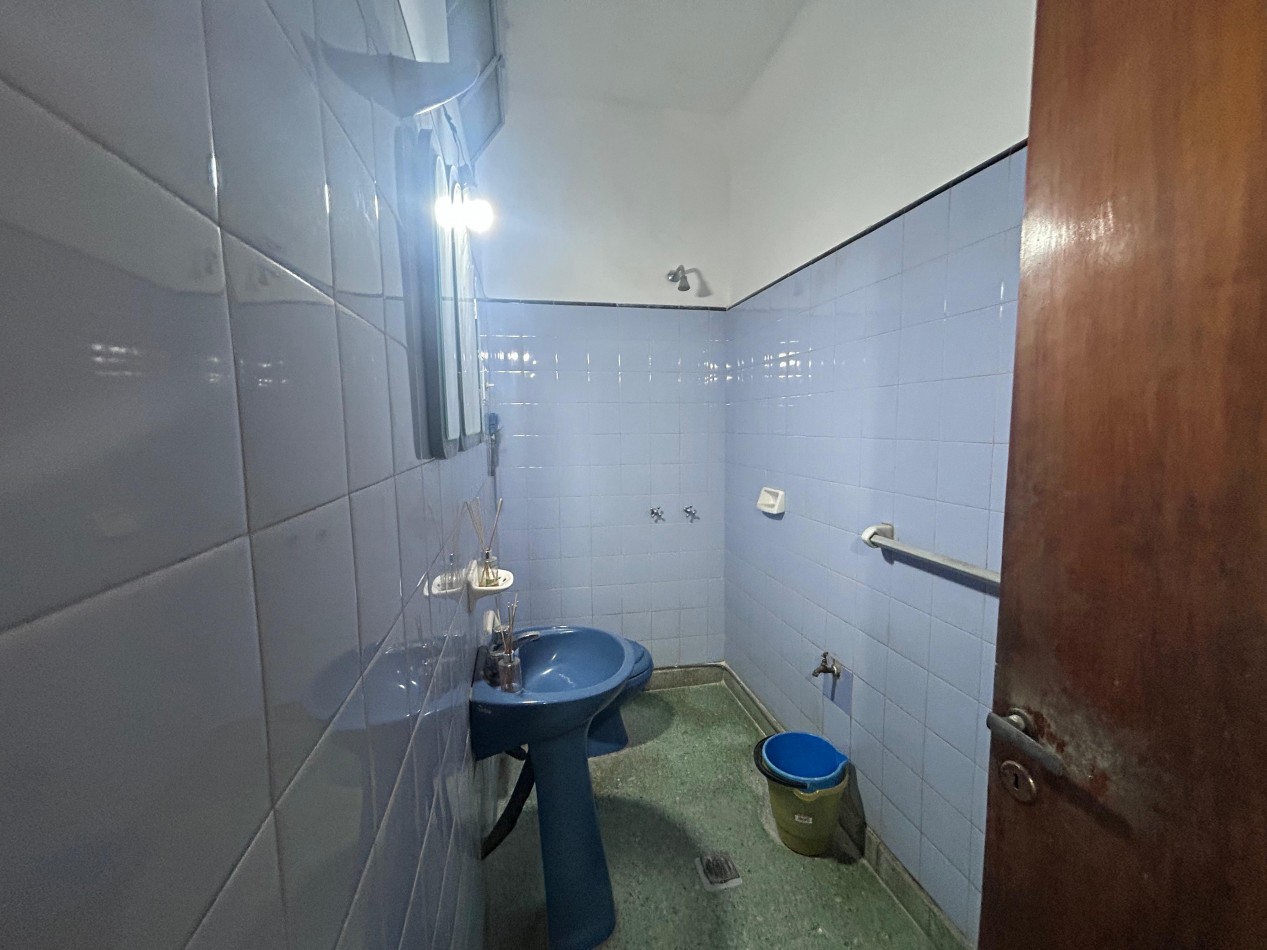 Ayolas y Chacabuco, dos propiedades, lote de 150 m2, cochera.