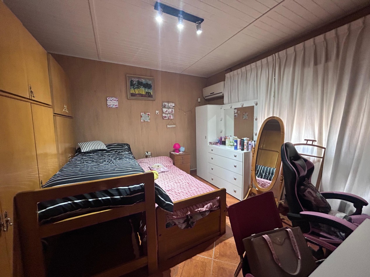 Ayolas y Chacabuco, dos propiedades, lote de 150 m2, cochera.