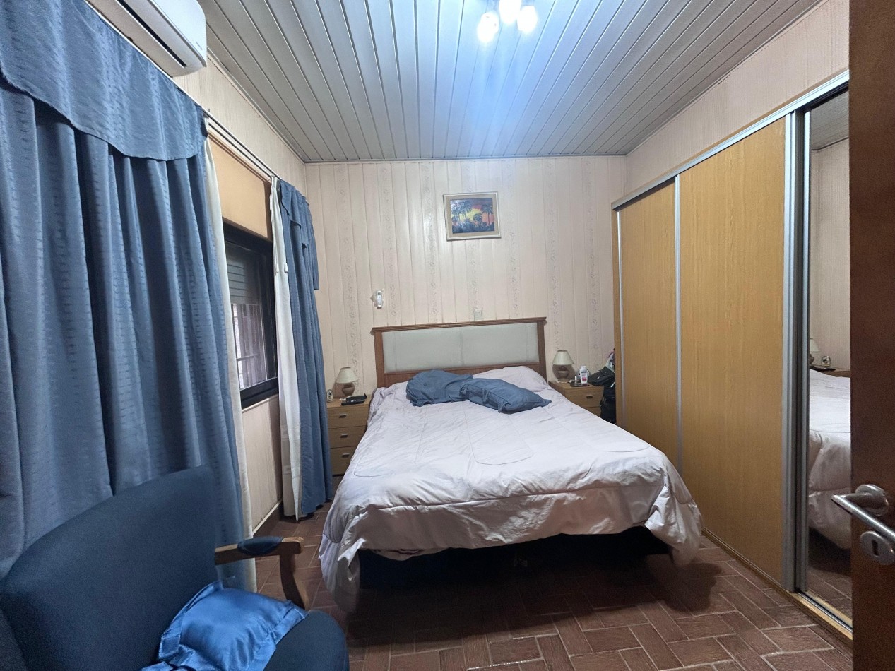Ayolas y Chacabuco, dos propiedades, lote de 150 m2, cochera.