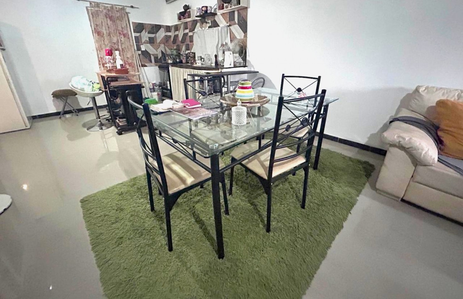 Parque Habitacional Ibarlucea, casa dos dormitorios con patio amplio, terreno de 300 m2