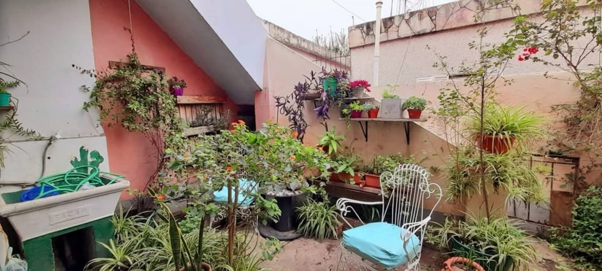 Centenario 700, propiedad de dos dormitorios, con patio y terraza