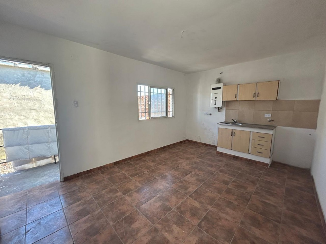 Castagnino 1600. Departamento dos dormitorios, planta alta. 