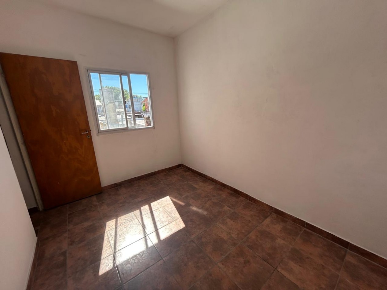 Castagnino 1600. Departamento dos dormitorios, planta alta. 