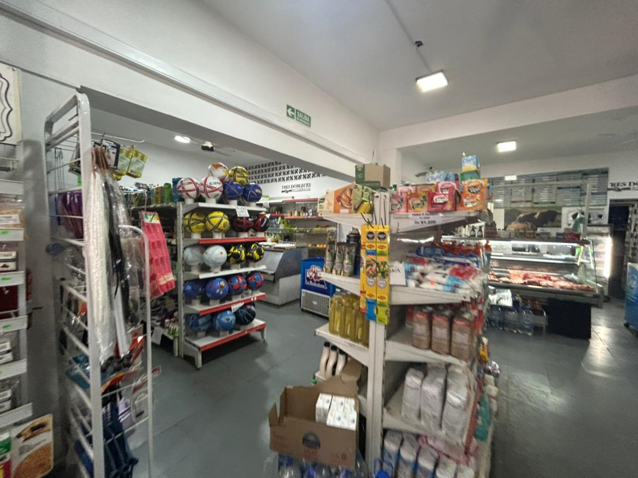 Corrientes 4400, esquina, 2 propiedades, casa en planta alta mas comercio en planta baja. 