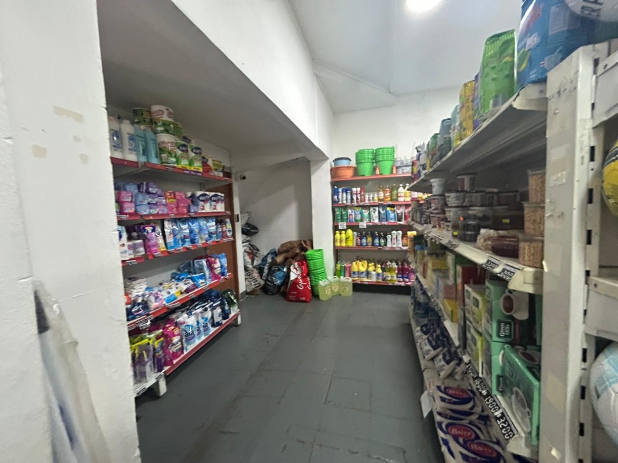 Corrientes 4400, esquina, 2 propiedades, casa en planta alta mas comercio en planta baja. 