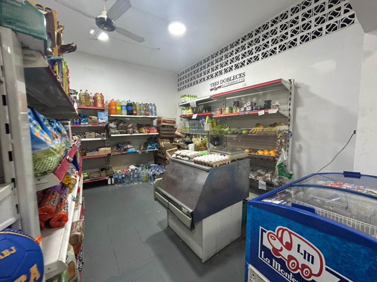 Corrientes 4400, esquina, 2 propiedades, casa en planta alta mas comercio en planta baja. 