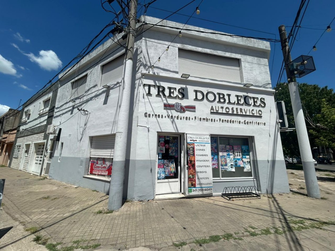 Corrientes 4400, esquina, 2 propiedades, casa en planta alta mas comercio en planta baja. 