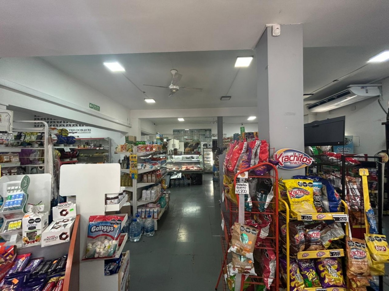 Corrientes 4400, esquina, 2 propiedades, casa en planta alta mas comercio en planta baja. 