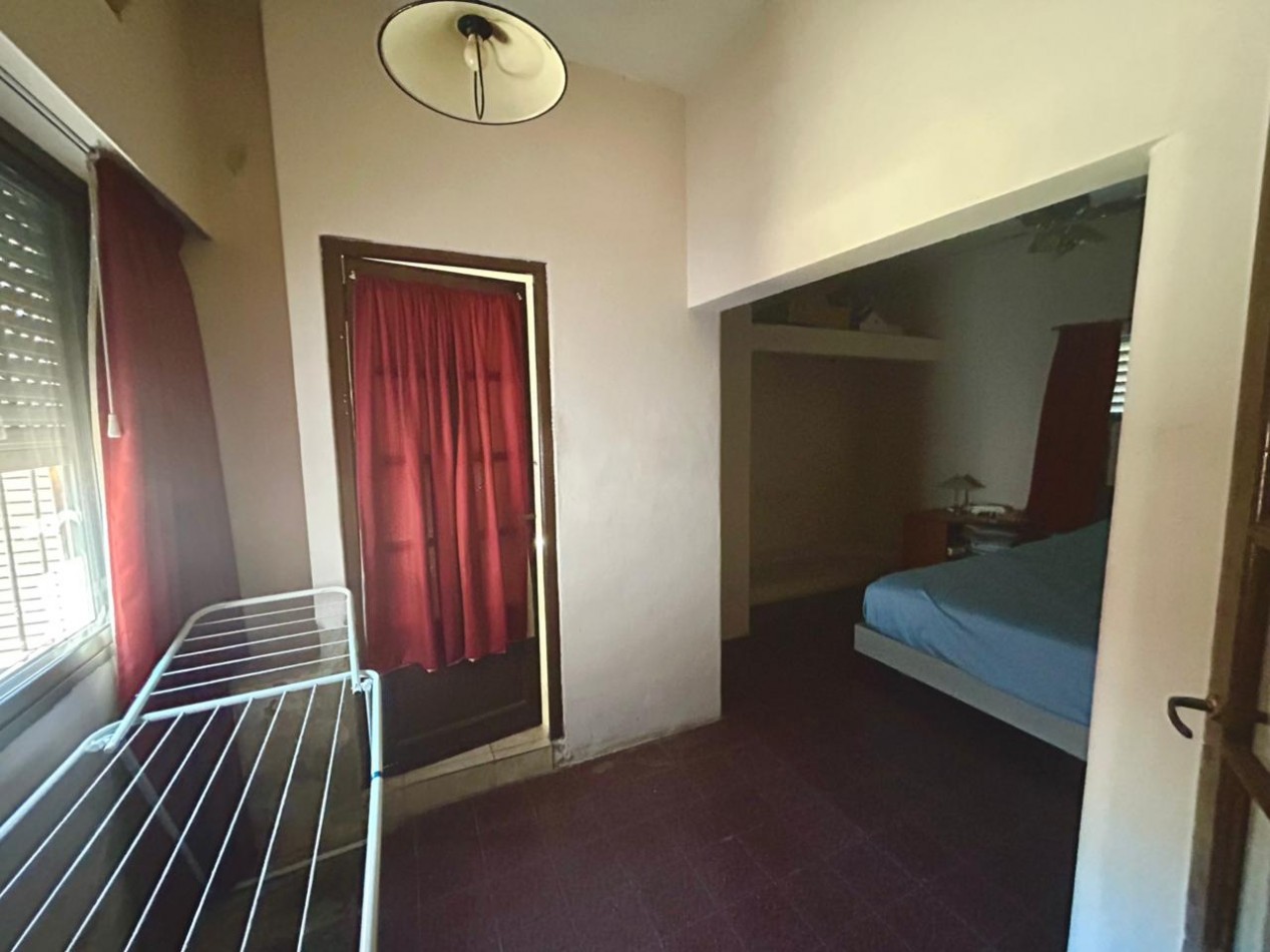 Corrientes 4400, esquina, 2 propiedades, casa en planta alta mas comercio en planta baja. 