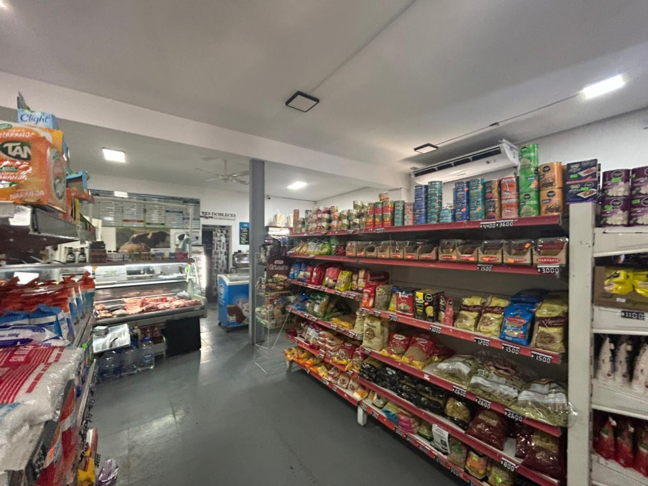 Corrientes 4400, esquina, 2 propiedades, casa en planta alta mas comercio en planta baja. 