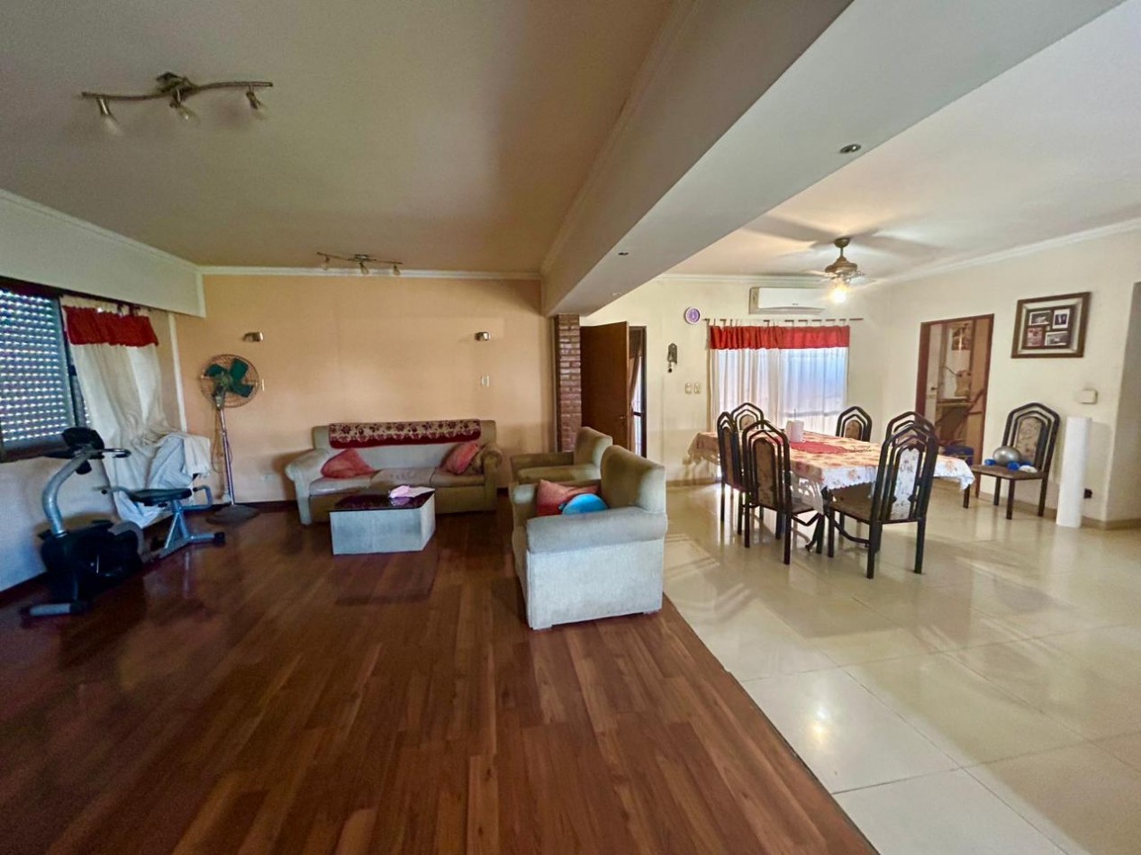 Corrientes 4400, esquina, 2 propiedades, casa en planta alta mas comercio en planta baja. 