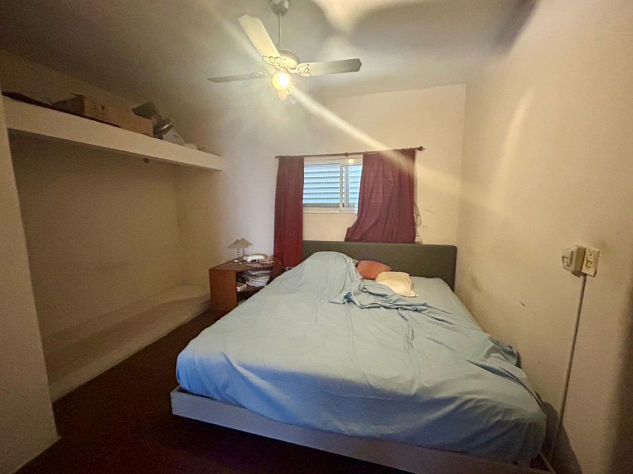 Corrientes 4400, esquina, 2 propiedades, casa en planta alta mas comercio en planta baja. 