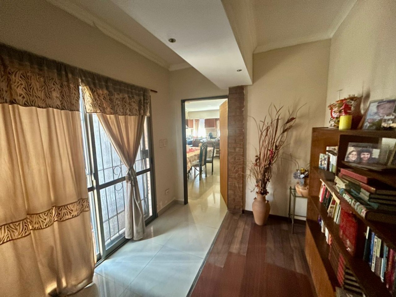 Corrientes 4400, esquina, 2 propiedades, casa en planta alta mas comercio en planta baja. 