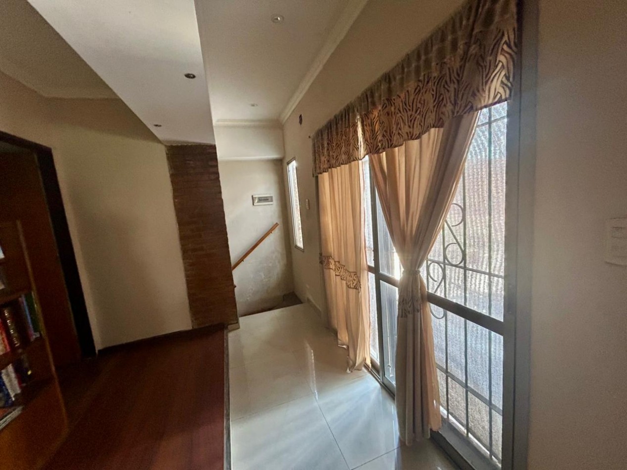 Corrientes 4400, esquina, 2 propiedades, casa en planta alta mas comercio en planta baja. 