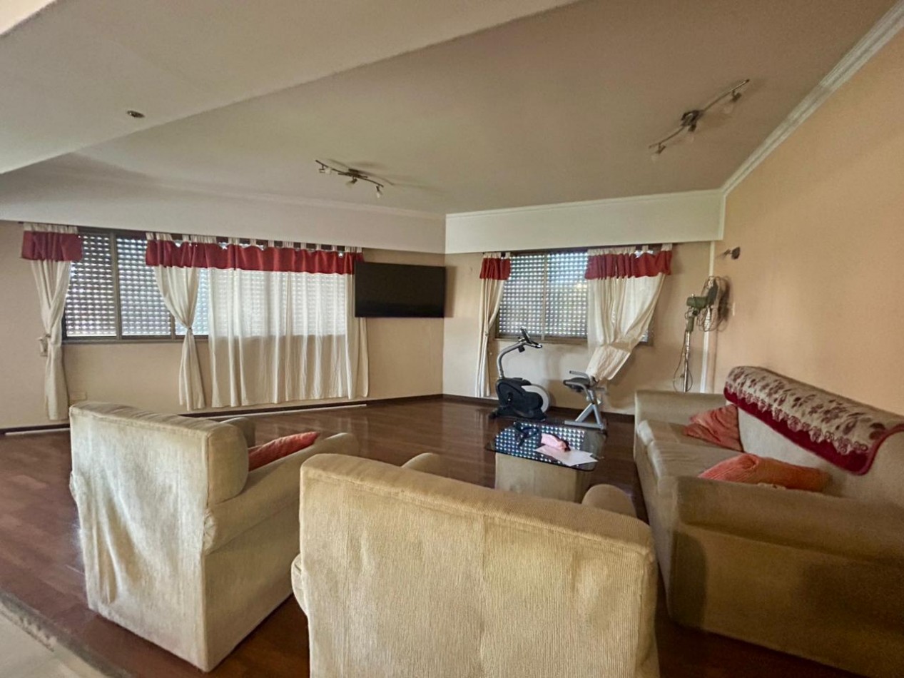 Corrientes 4400, esquina, 2 propiedades, casa en planta alta mas comercio en planta baja. 