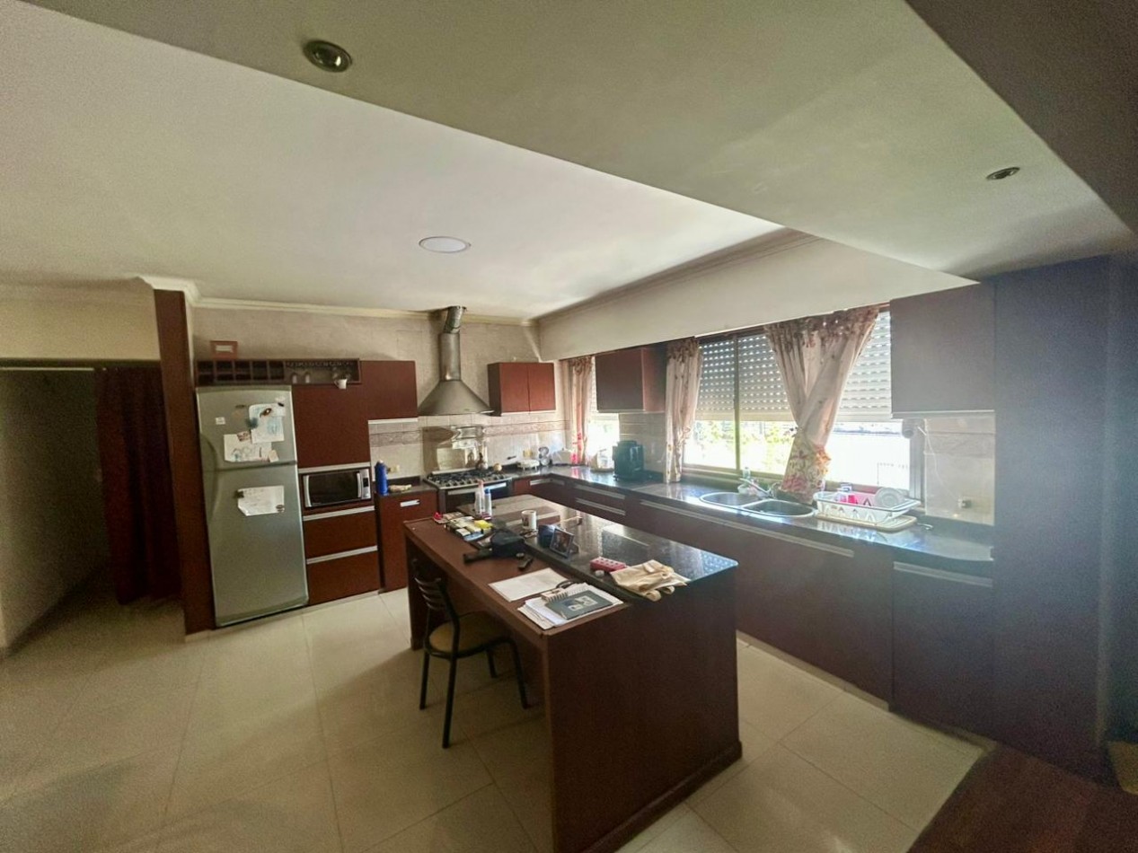 Corrientes 4400, esquina, 2 propiedades, casa en planta alta mas comercio en planta baja. 