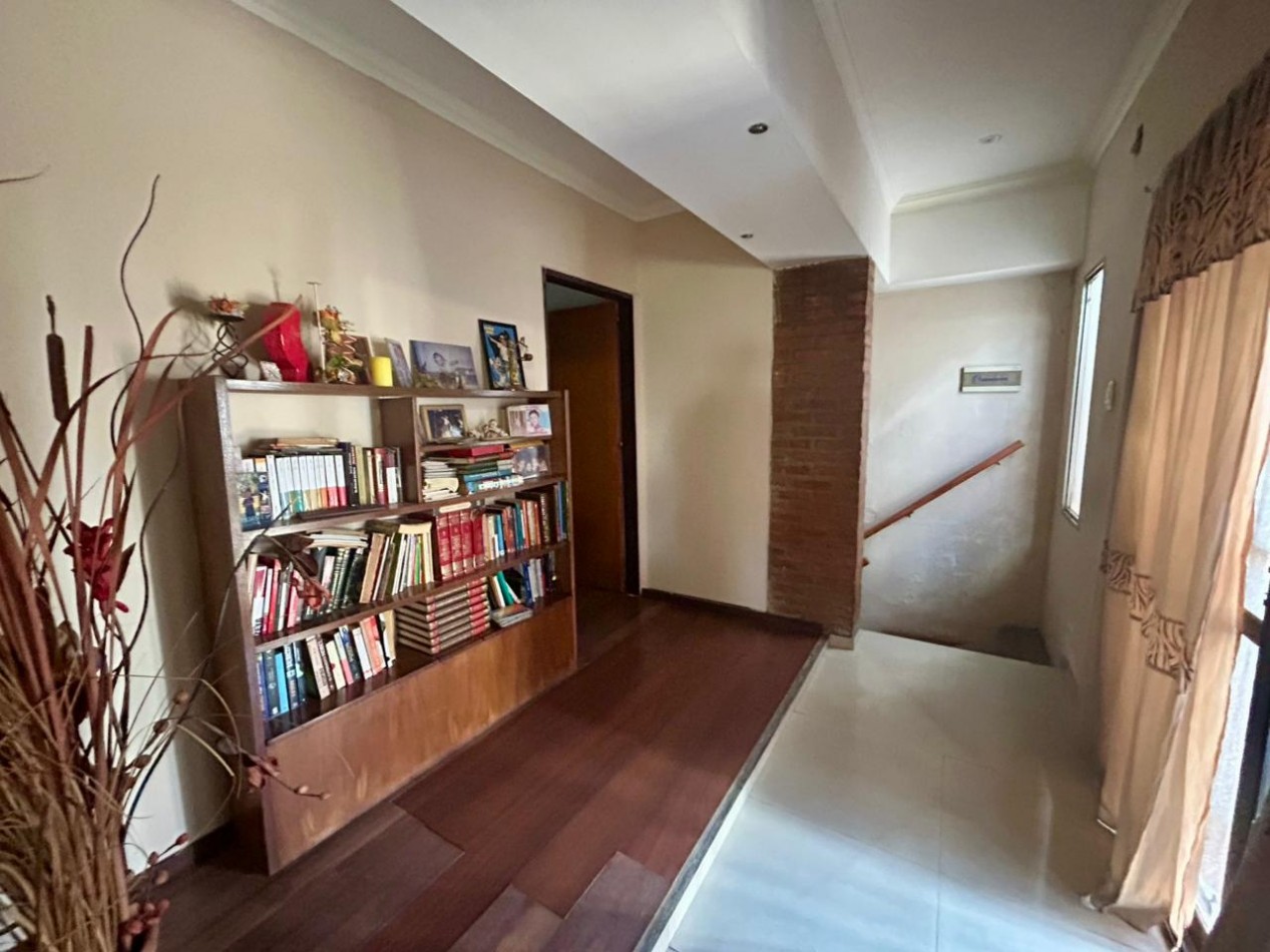 Corrientes 4400, esquina, 2 propiedades, casa en planta alta mas comercio en planta baja. 