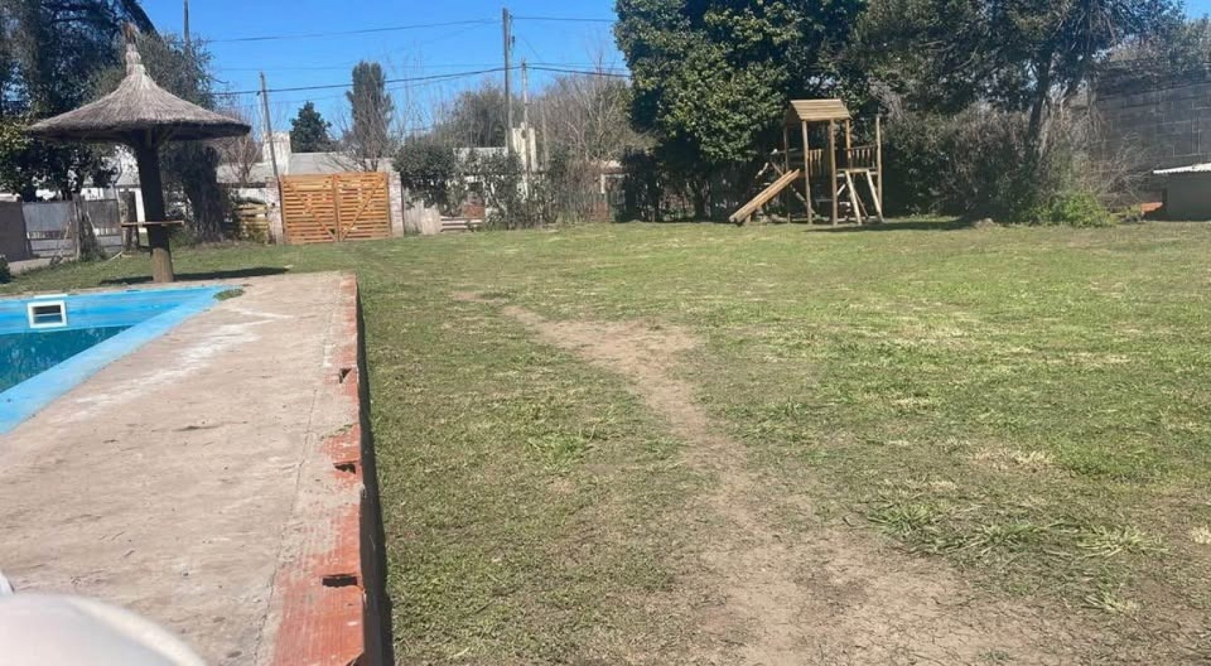 Maximo Paz, amplio terreno de 1300 m2, quincho de material, pileta.