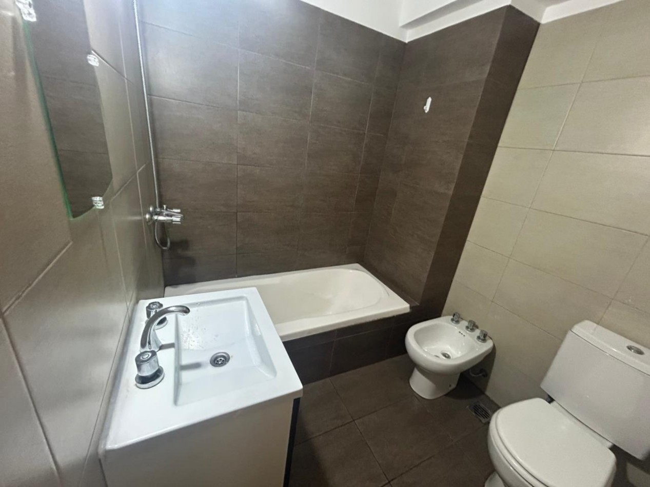 Mitre, 3200, departamento contrafrente, 1 dormitorio, piso 8, balcon corrido. 