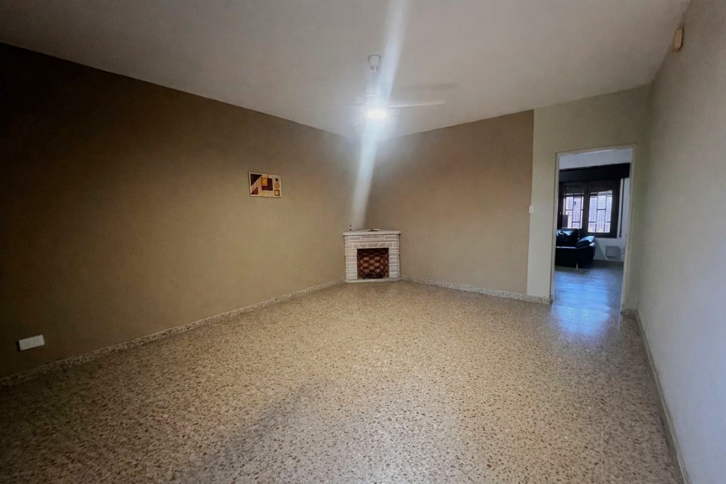 Casa planta baja dos dormitorios, patio, Virasoro 1500.