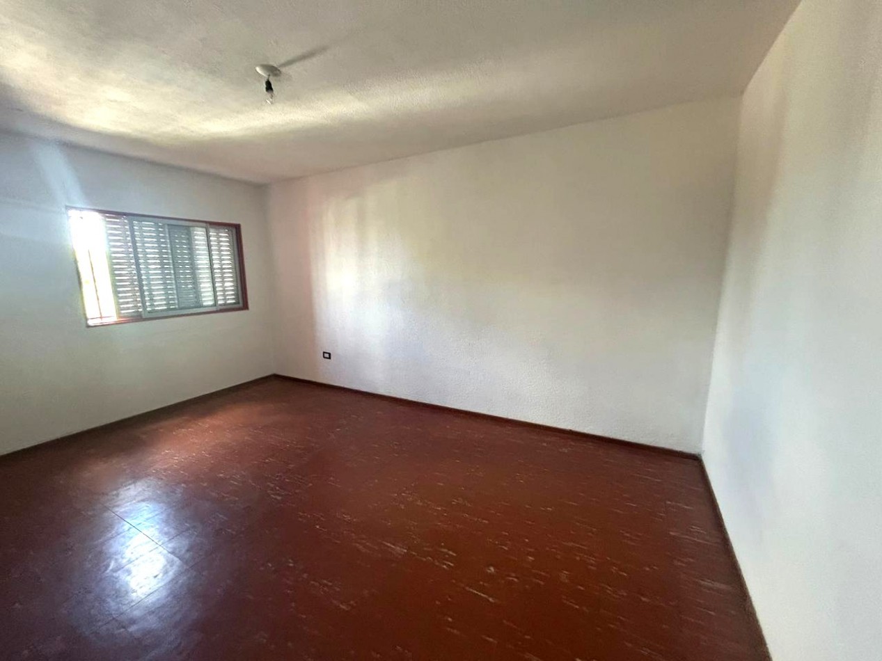 España 2900, departamento amplio, 2 dormitorios, cocina separada.