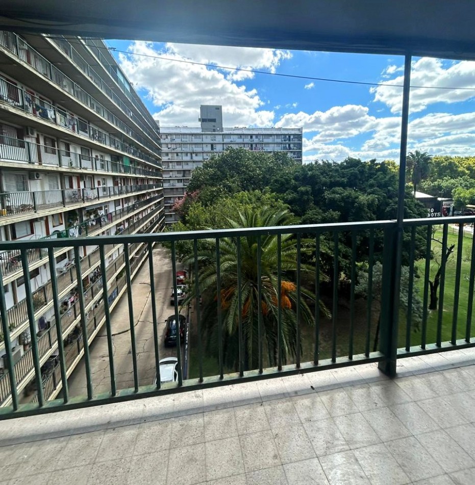 España 2900, departamento amplio, 2 dormitorios, cocina separada.