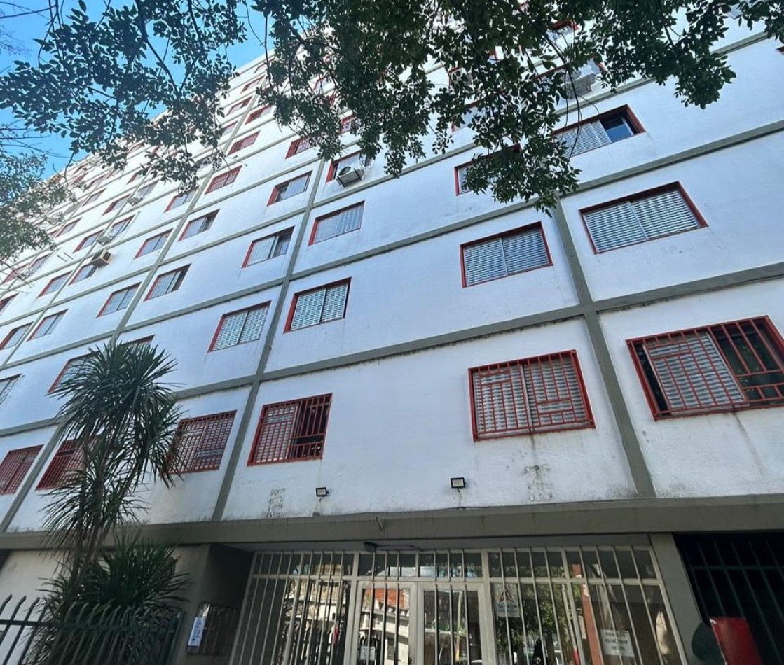 España 2900, departamento amplio, 2 dormitorios, cocina separada.