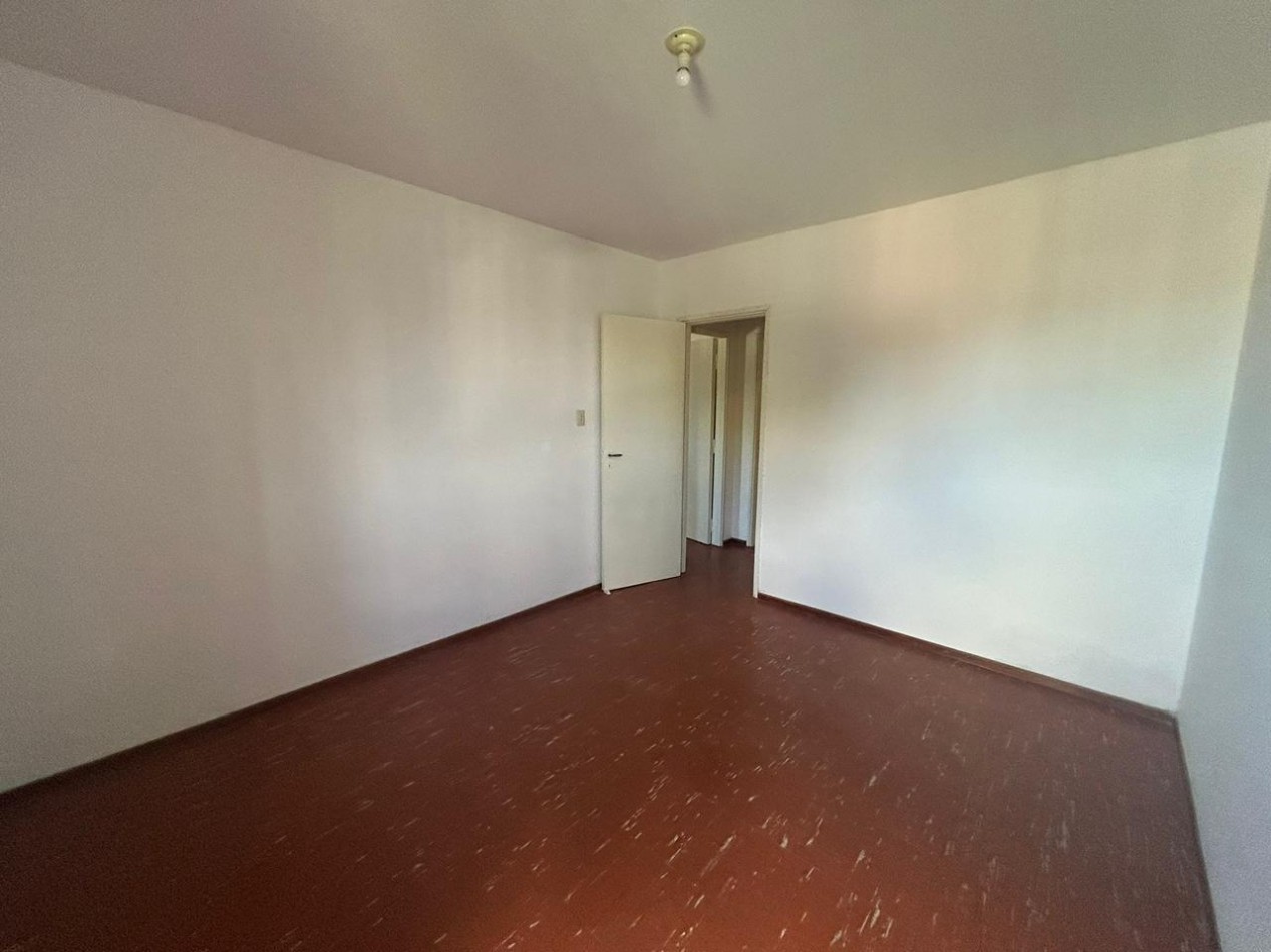 España 2900, departamento amplio, 2 dormitorios, cocina separada.