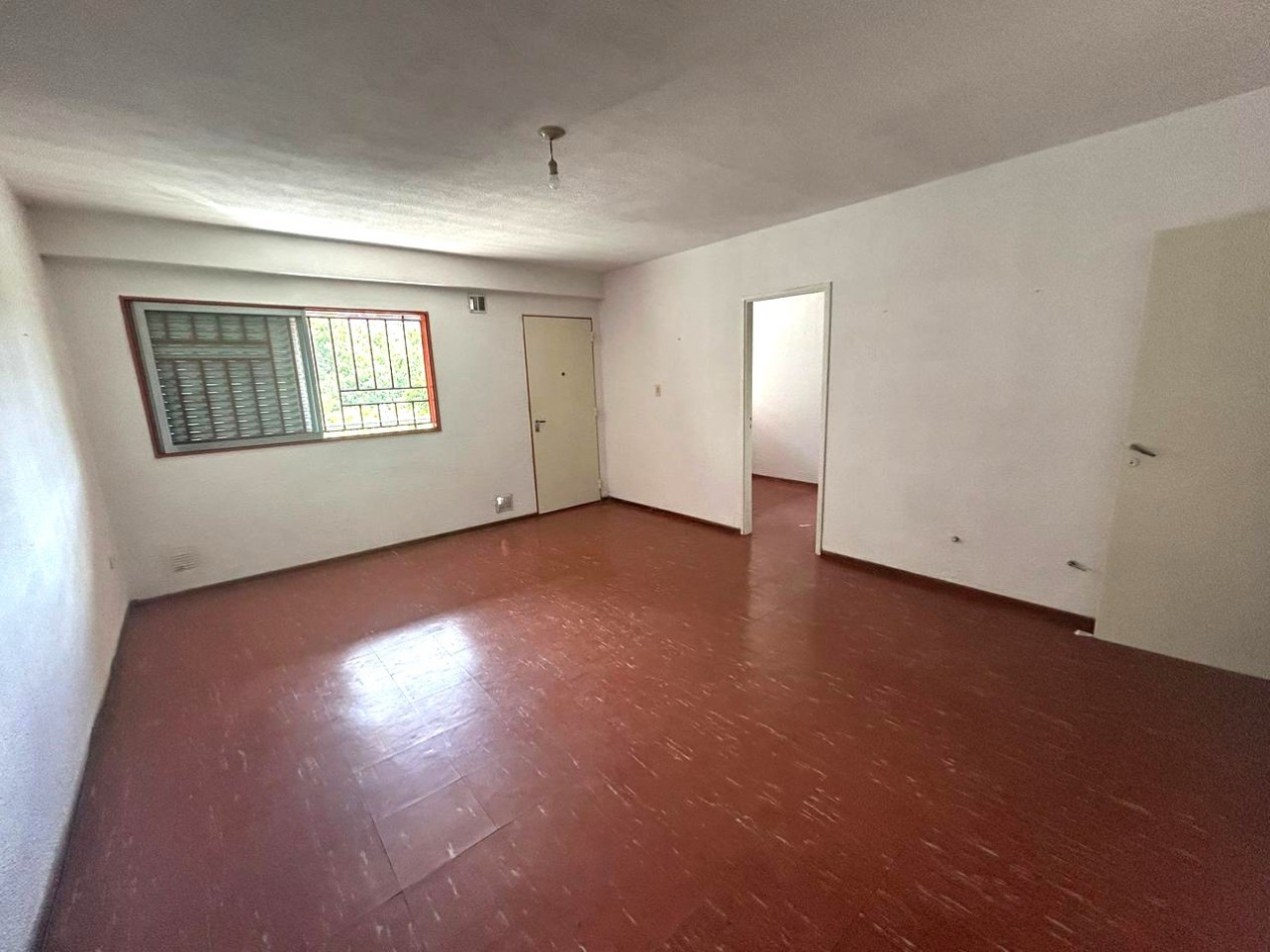 España 2900, departamento amplio, 2 dormitorios, cocina separada.