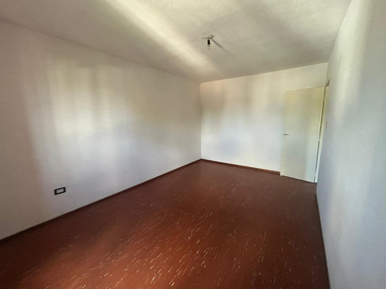 España 2900, departamento amplio, 2 dormitorios, cocina separada.