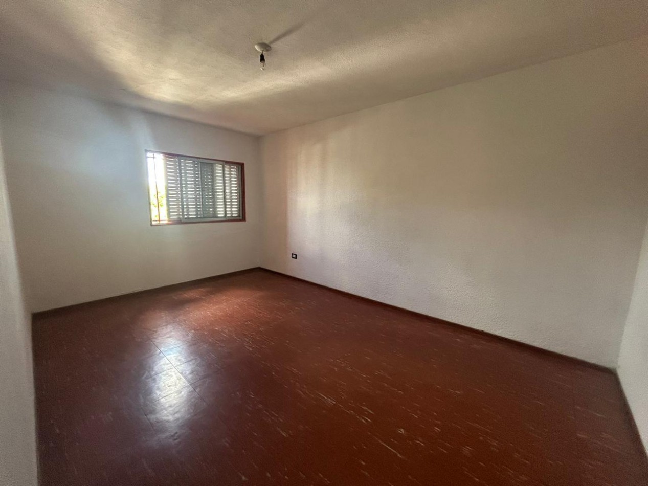 España 2900, departamento amplio, 2 dormitorios, cocina separada.