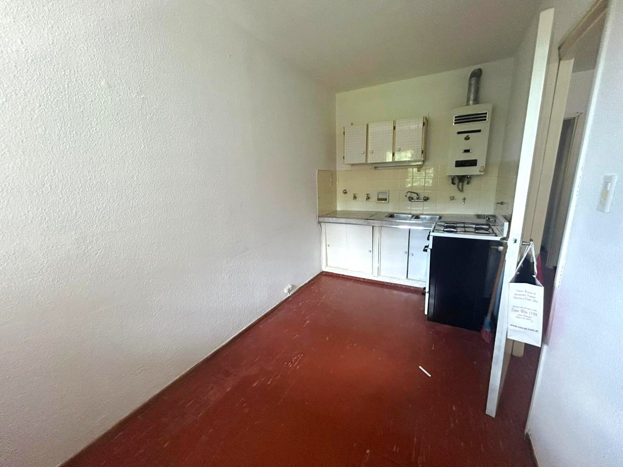 España 2900, departamento amplio, 2 dormitorios, cocina separada.