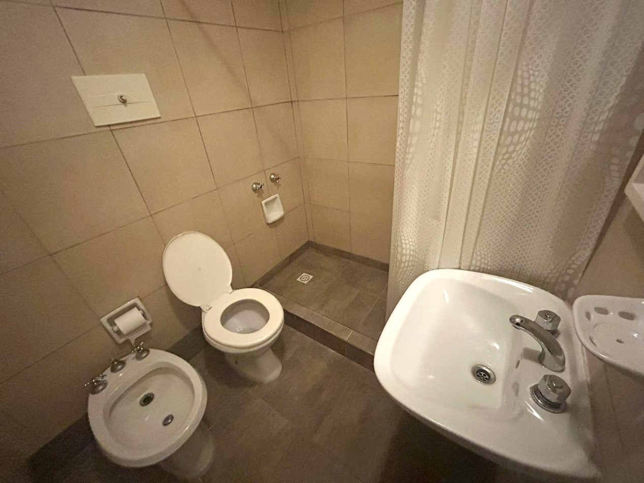 España 2900, departamento amplio, 2 dormitorios, cocina separada.