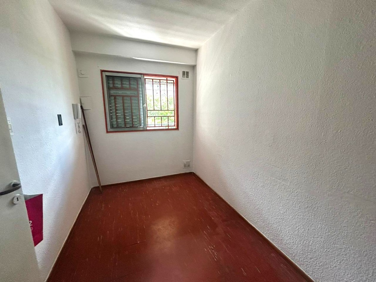 España 2900, departamento amplio, 2 dormitorios, cocina separada.