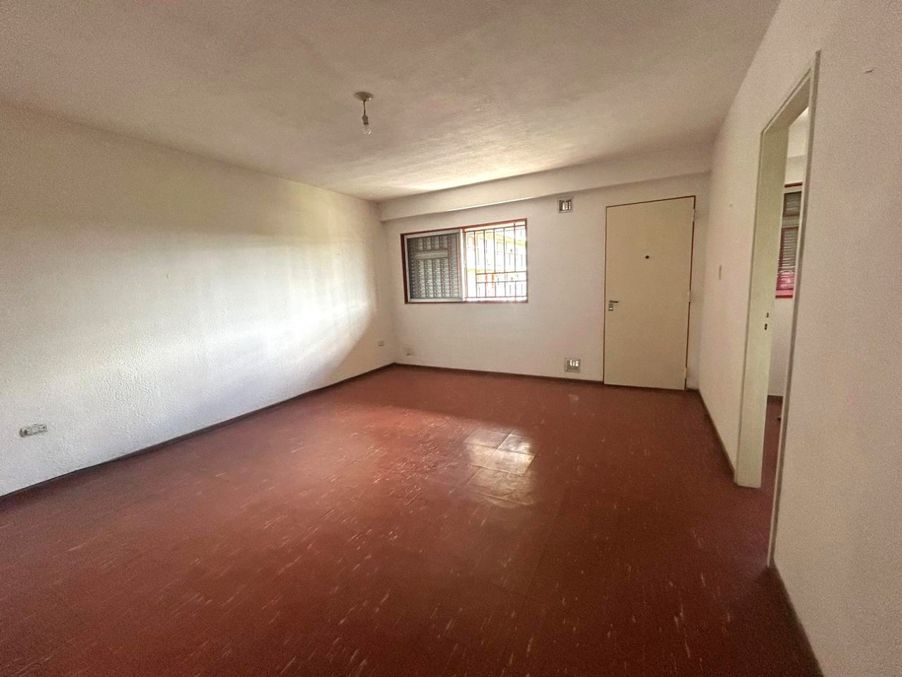 España 2900, departamento amplio, 2 dormitorios, cocina separada.