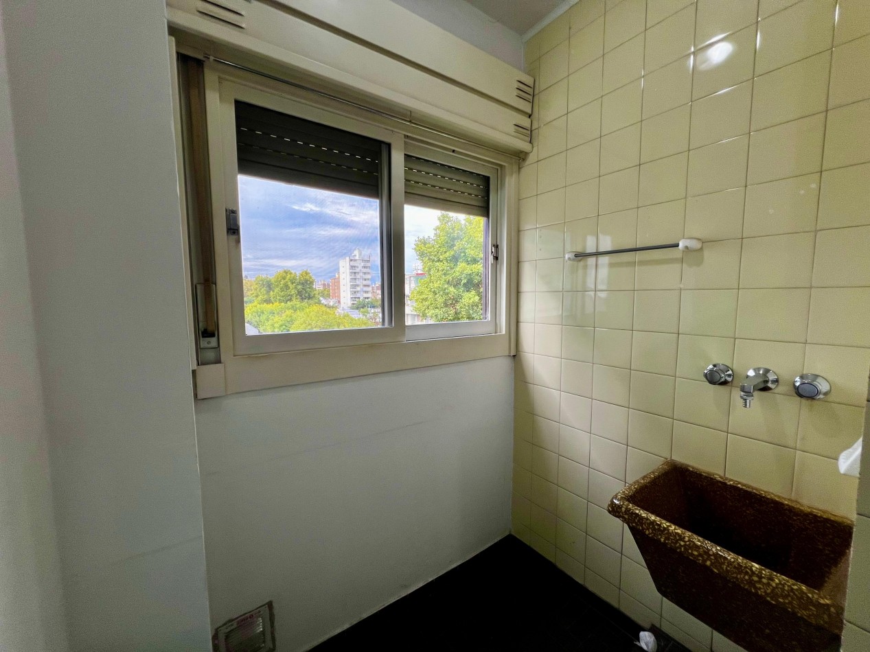 San Juan 3000, departamento amplio, 1 dormitorio, balcon.