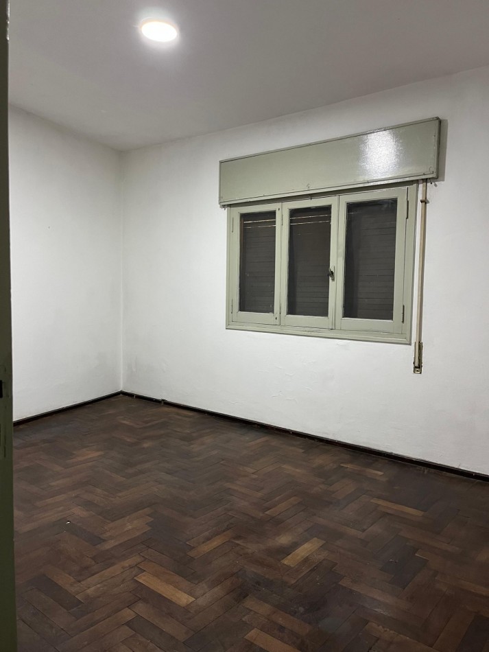 Zeballos 1900, departamento de 2 dormitorios, segundo piso al frente.