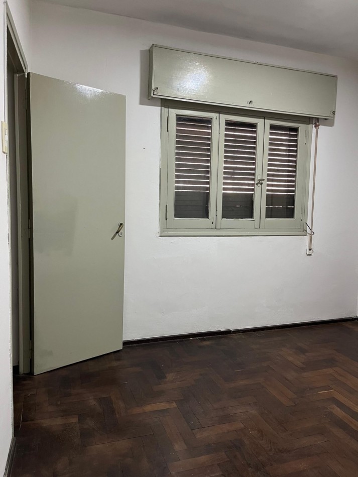 Zeballos 1900, departamento de 2 dormitorios, segundo piso al frente.
