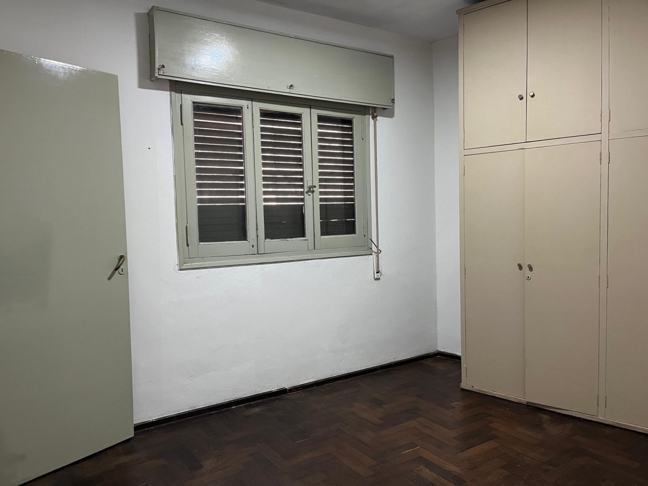 Zeballos 1900, departamento de 2 dormitorios, segundo piso al frente.