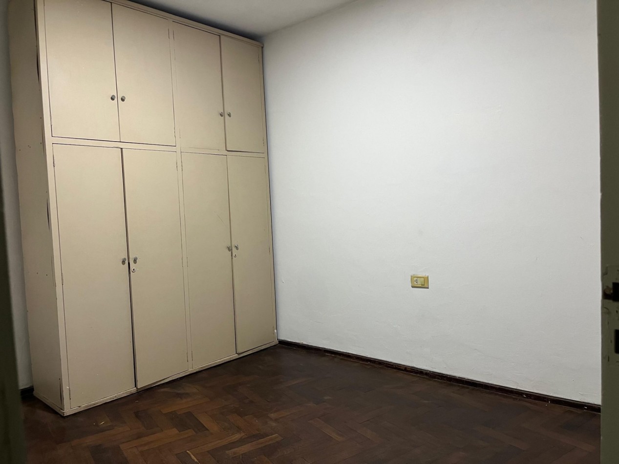 Zeballos 1900, departamento de 2 dormitorios, segundo piso al frente.