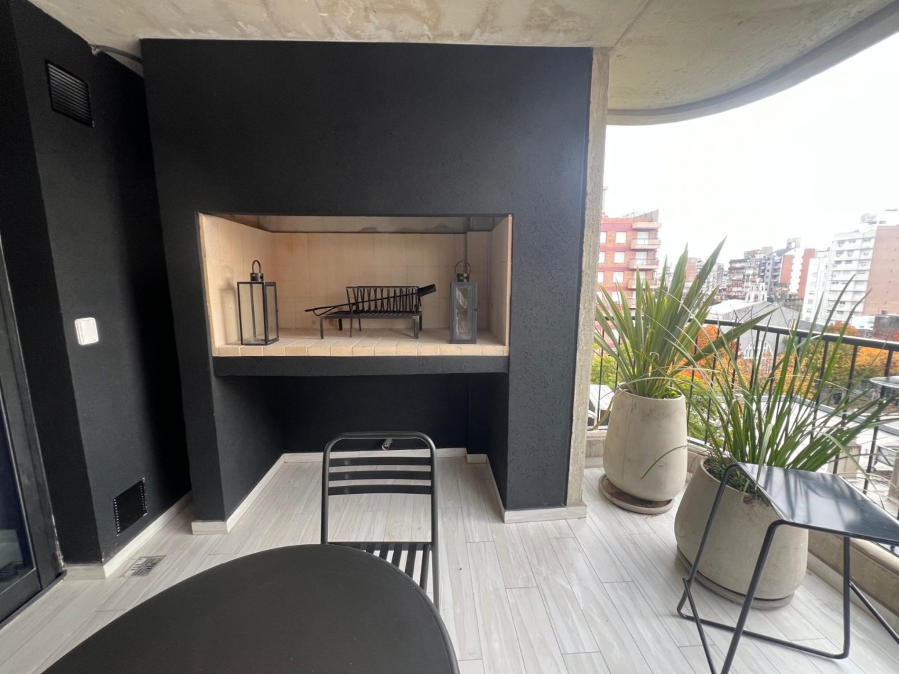 Montevideo 900 - Amplio departamento de 3 dormitorios con balcon con parrillero | 94 m²  