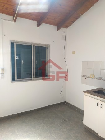 Ecuador bis 400, casa de 3 dormitorios, patio, ingreso de auto. 